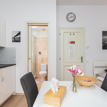 Private Retreat Close To Stations In Praha 3 Exterior foto