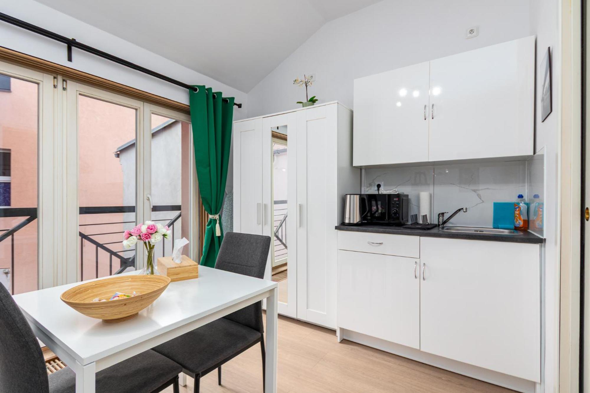 Private Retreat Close To Stations In Praha 3 Exterior foto