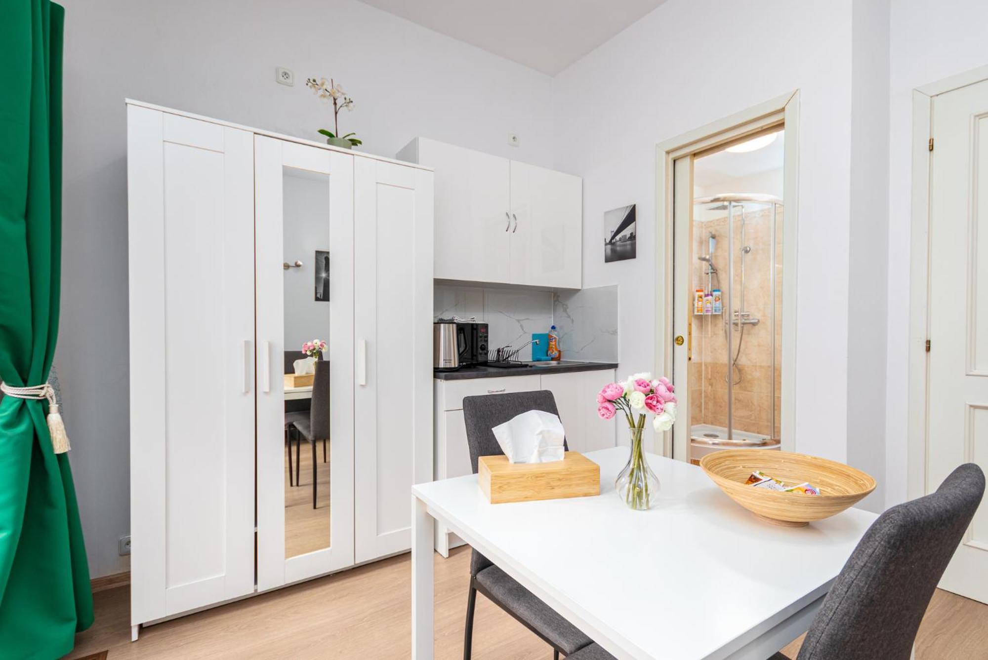Private Retreat Close To Stations In Praha 3 Exterior foto