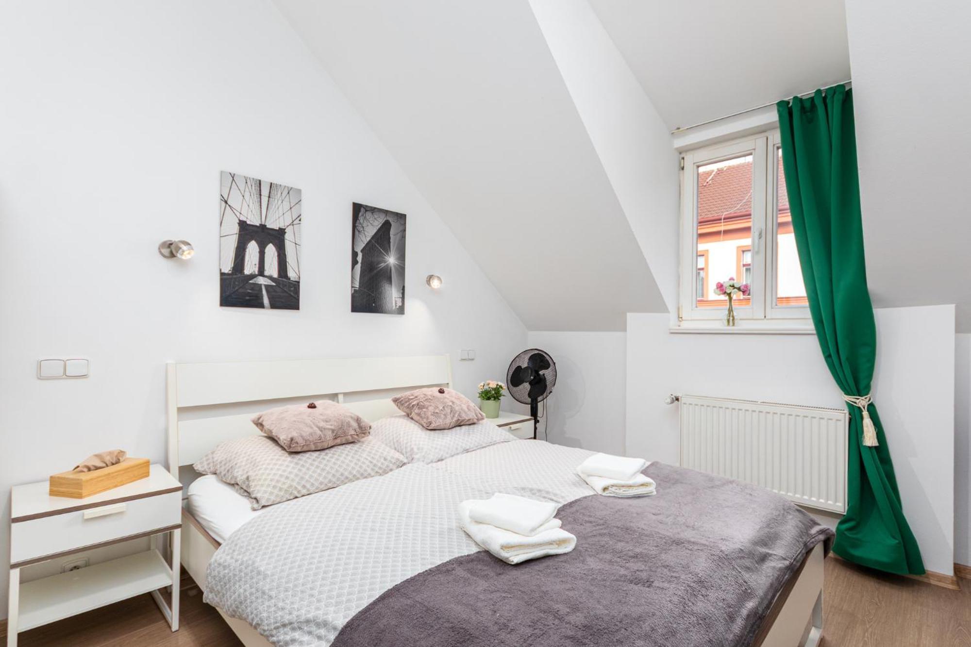 Private Retreat Close To Stations In Praha 3 Exterior foto