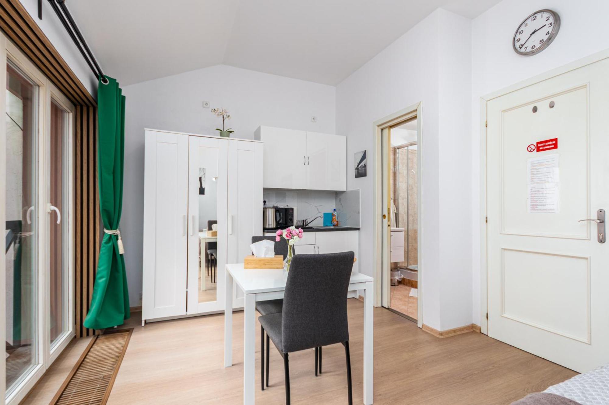 Private Retreat Close To Stations In Praha 3 Exterior foto