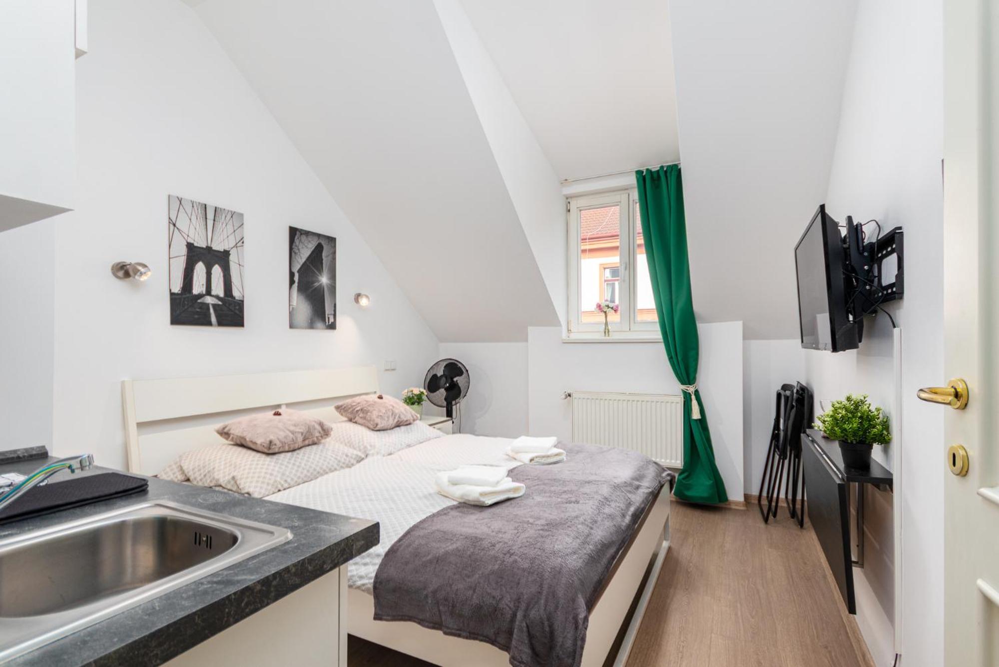 Private Retreat Close To Stations In Praha 3 Exterior foto