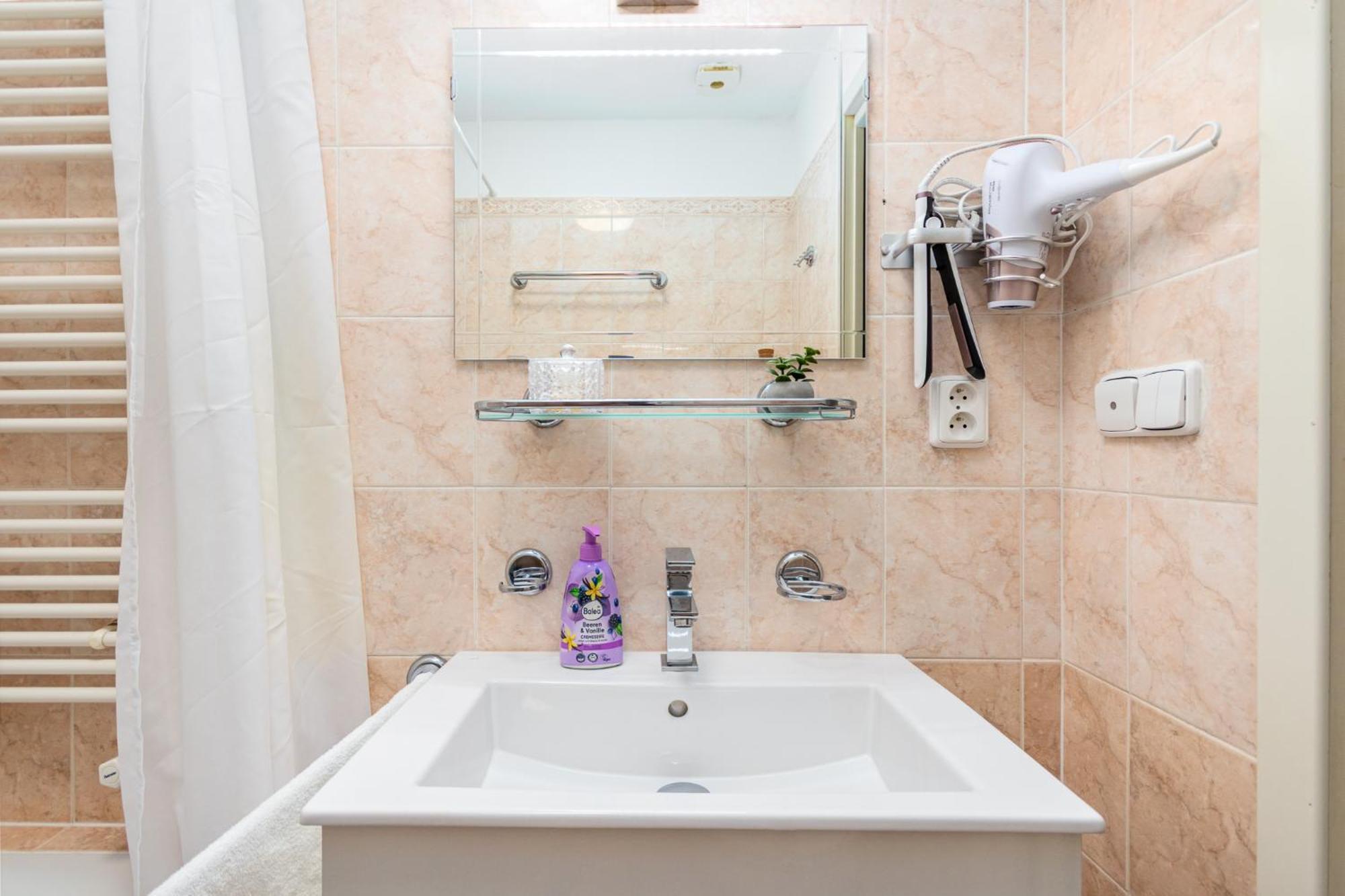 Private Retreat Close To Stations In Praha 3 Exterior foto
